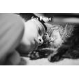 Carte "Gros Bisous" Enfant endormi et son chat, en Noir et Blanc